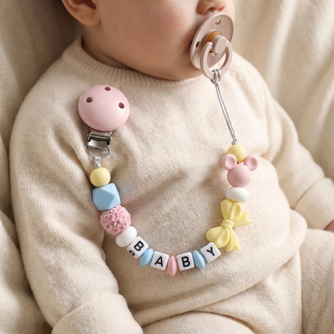 Baby Food Name - カスタムネーム入りシリコンベビー歯固めチェーン、パステルカラーのリボン型おしゃぶりホルダー、食品グレードの安全なダミークリップ、新生児へのプレゼント